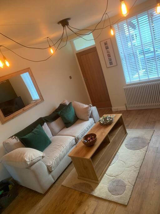 Quaint 1 Bedroom Cottage In Pudsey, Leeds Eksteriør billede